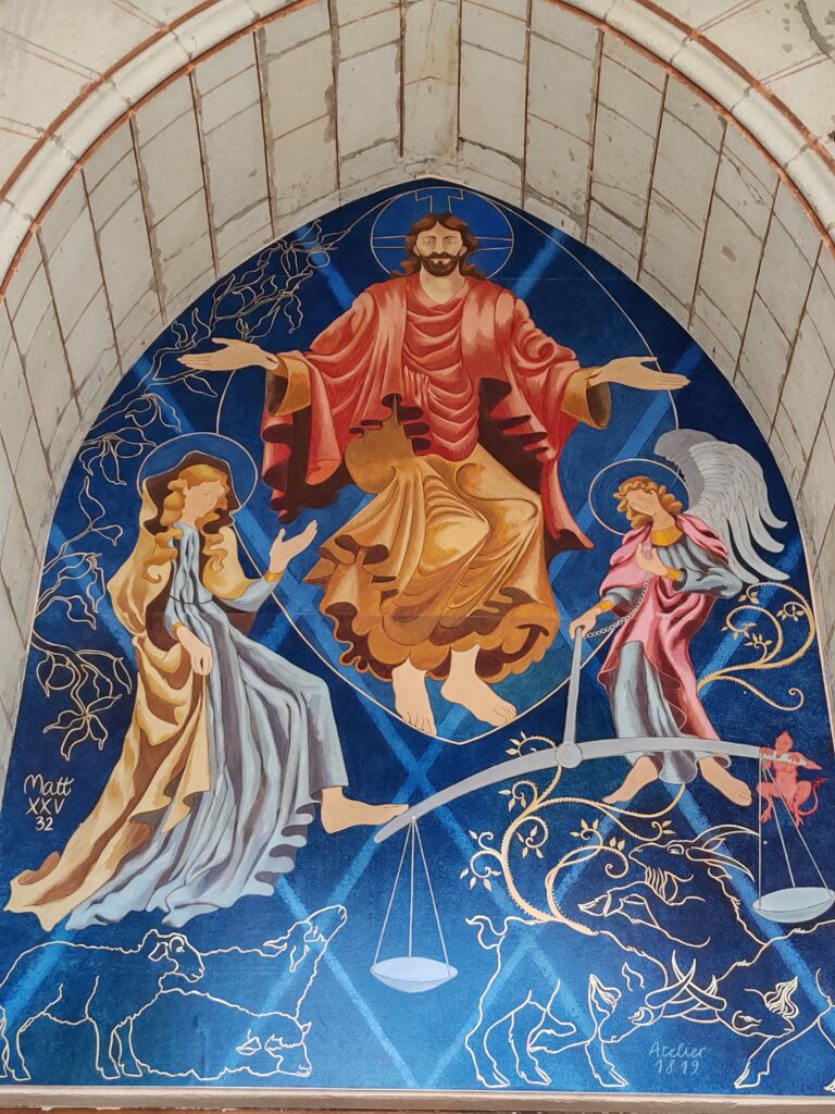 Tympan peint de l’église Saint-Félix à Nantes représentant le Christ en gloire entouré de figures bibliques.